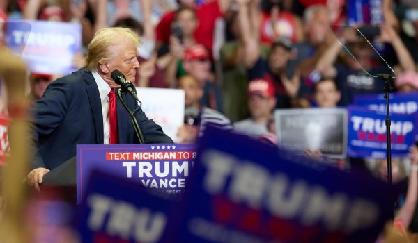 Aumenta la presión sobre el candidato Biden a abandonar mientras Trump endurece el tono