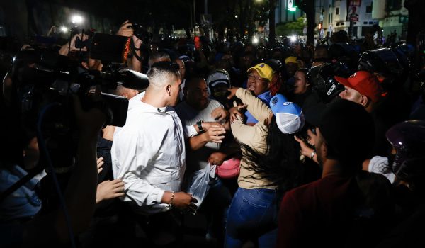 Altercados entre chavistas y opositores en centros electorales empañan la jornada