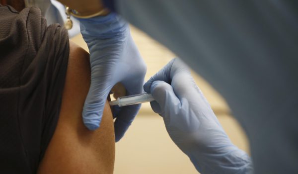 Los infartos y los accidentes cerebrovasculares disminuyeron tras la vacunación por covid