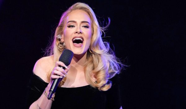¿Una canción de Adele rinde homenaje a Charlie Kirk? Otro caso de excesos de la IA