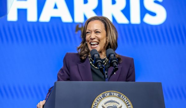 Trump y Harris están prácticamente empatados, según una encuesta del New York Times