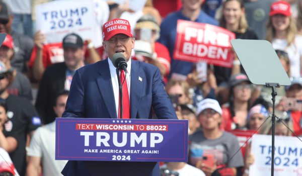 Trump opina que el «ego» de Biden lo mantendrá aferrado a la candidatura demócrata