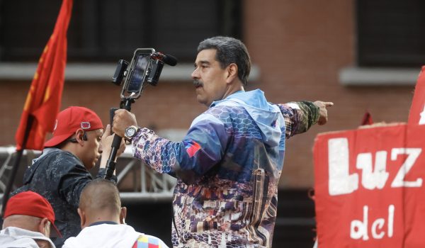 Maduro pide a policías «derrotar» las supuestas conspiraciones de la oposición mayoritaria