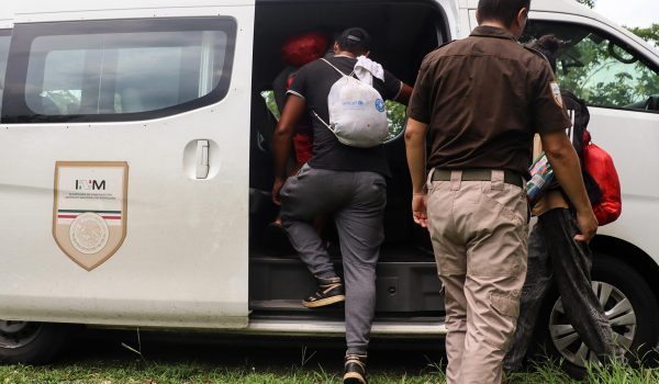 Hallan a 41 migrantes de Centroamérica hacinados en una casa del norte de México
