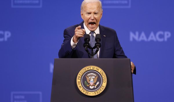 Obama cree que Biden debe reconsiderar el futuro de su candidatura, según el Post
