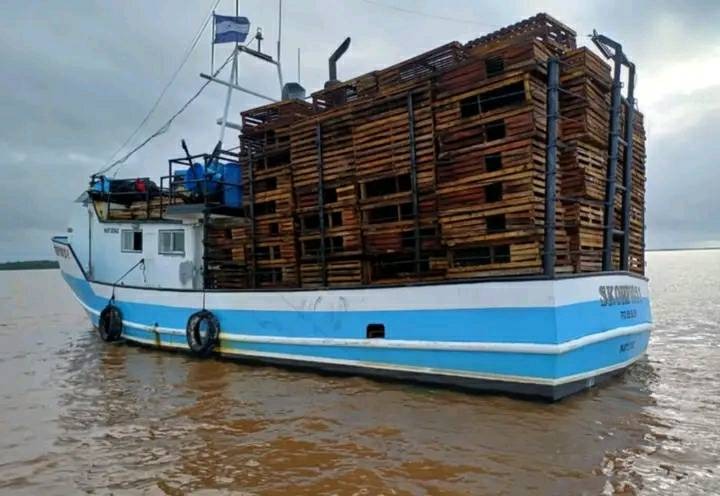 La mala distribución de la carga pudo hacer causado el naufragio donde perecieron nueve  marineros. LA PRENSA/ Redes sociales. 