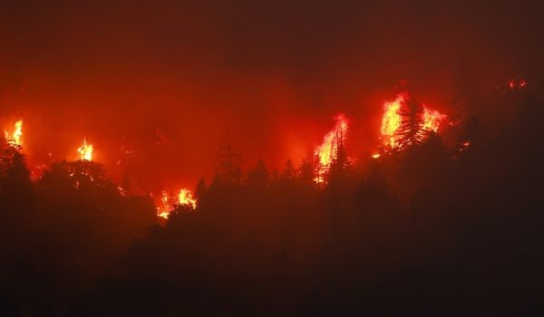 California lucha contra los incendios mientras las autoridades advierten por el calor extremo