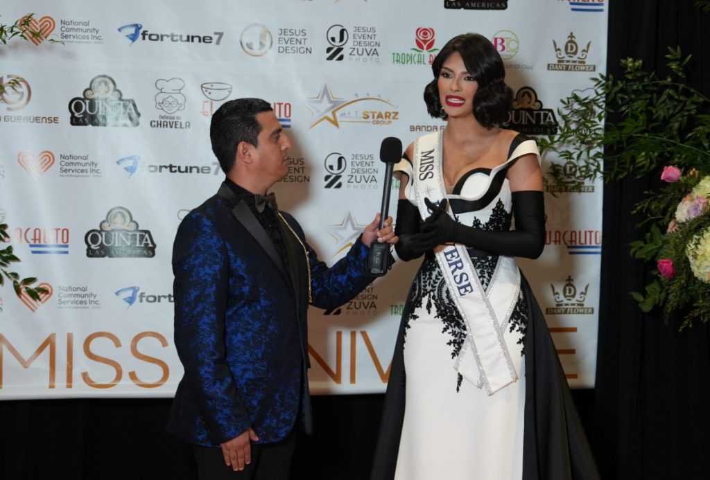 Osman Flores entrevistando a  Miss Universe Sheynnis Palacios en Miami. Foto: LA PRENSA | Cortesía | Cromapixel