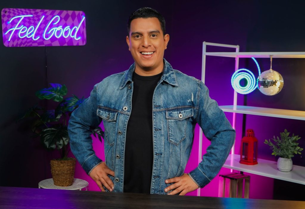 Osman Flores, en el set de su podcast Acceso VIP. Foto: LA PRENSA | Cortesía | Cromapixel