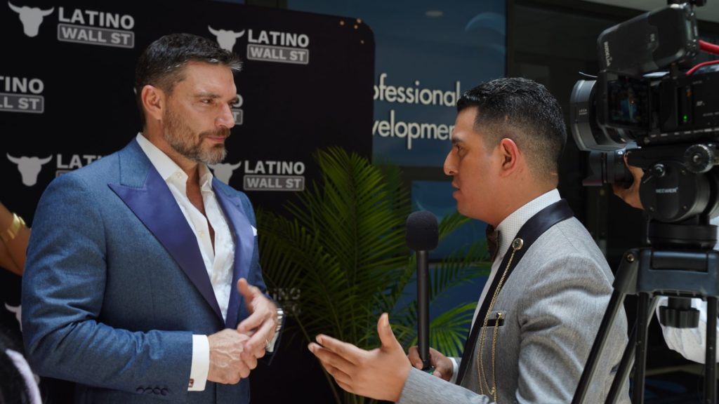 Osman Flores entrevistando en Miami al actor Julián Gil. Foto: LA PRENSA | Cortesía | Cromapixel