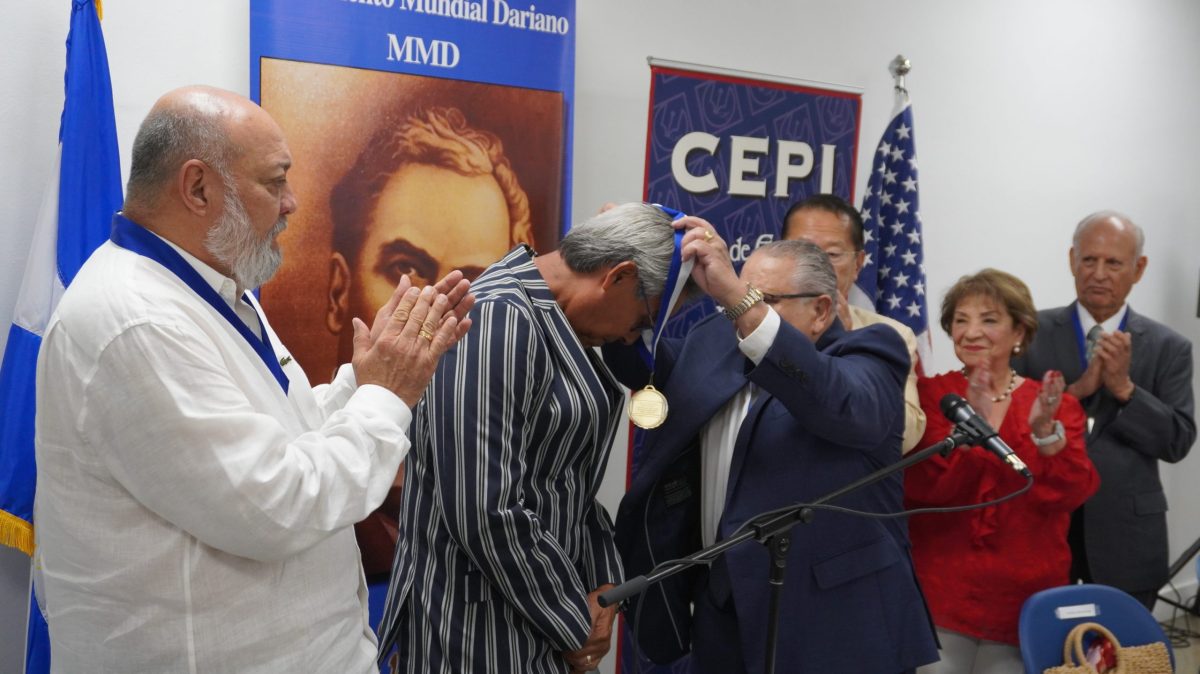 Denis Martínez recibe en Miami la medalla Rubén Darío. Foto: LA PRENSA