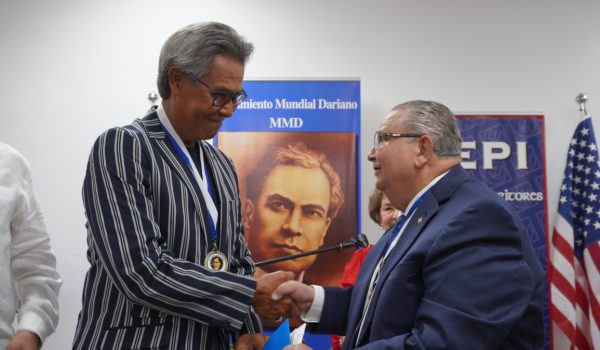 Denis Martínez junto al profesor Hector Darío Pastora, presidente del Movimiento Mundial Dariano. Foto: LA PRENSA