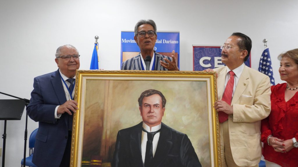 Denis Martínez donó una pintura al óleo de Rubén Darío. Foto: LA PRENSA