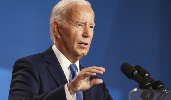 Biden dice que sigue en campaña pese a confundir a Zelenski con Putin y a Harris con Trump