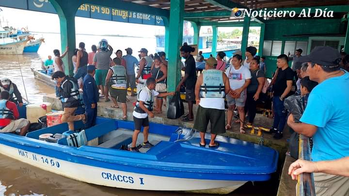 De El Bluff zarparon este viernes varias lanchas para buscar a los marineros desparecidos. LA PRENSA/ Noticias de Bluefields.