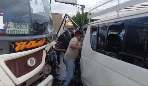 Bus de la ruta 114 impacta microbús de recorrido escolar