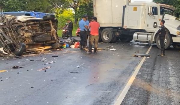 Conductor de microbús fallece en colisión múltiple en Chinandega
