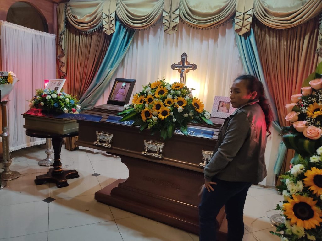 Iris Judith Zeledón, de 20 años, fue velada y sepultada en Honduras  junto con sus bebé de tres semanas de nacido,. LA PRENSA/Cortesía.