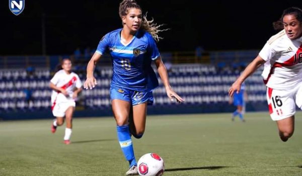 La jugadora de la selección de Nicaragua que es una ávida lectora y práctica un deporte de invierno