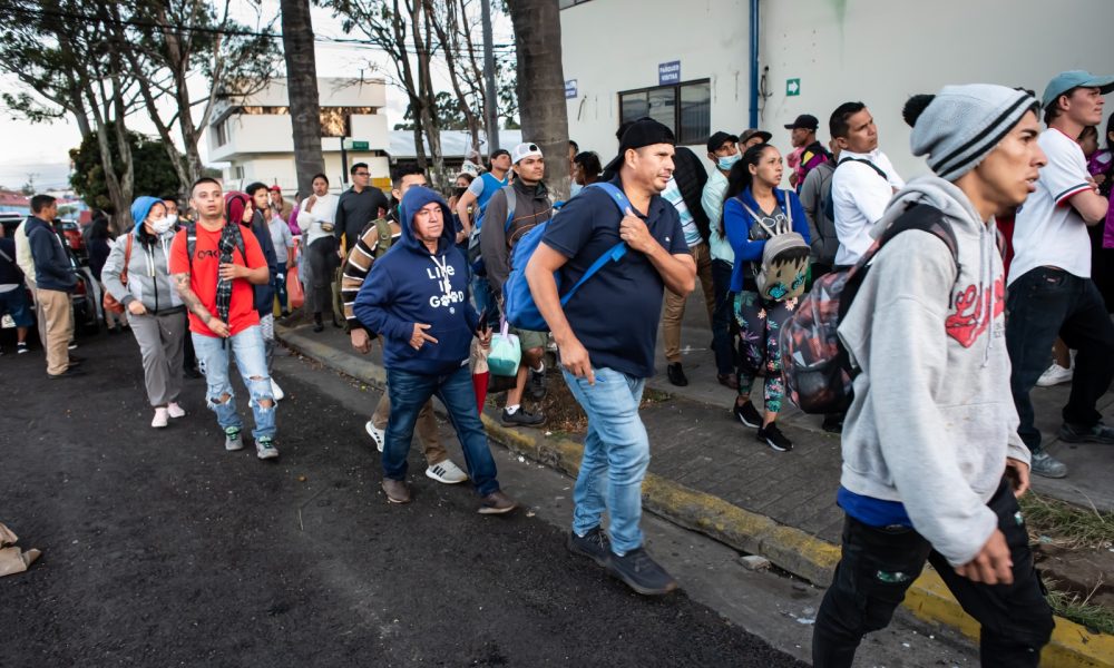 Filas en la Dirección de Migración y Extranjería de Costa Rica. Foto: Archivo.