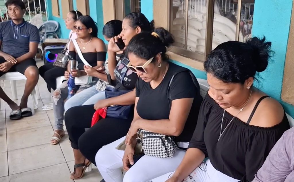 Los familiares de los pescadores desaparecidos en la Costa Caribe Norte, lucen abatidos por la tragedia. LA PRNESA/Caribben New/ Captura de video,  