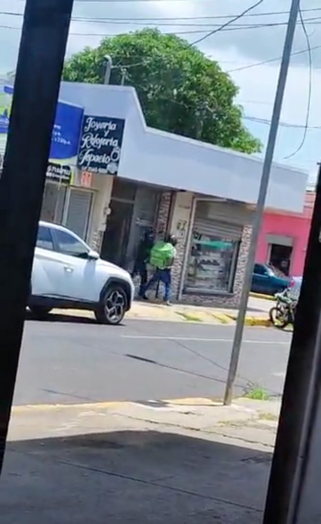 Los maleantes que asesinaron al ofebree nicar<guense quedaron grabando en cámaras de segurdiad. la prensa.