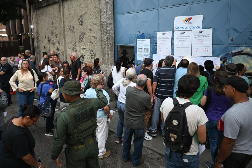 Los venezolanos han salido a votar masivamente este 28 de julio para elegir a su próximo gobernante. LA PRENSA/ AFP. 