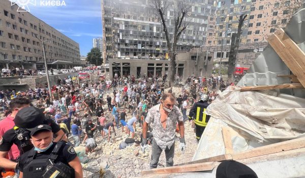Sube a 17 el número de muertos en el ataque ruso con misiles contra Kiev