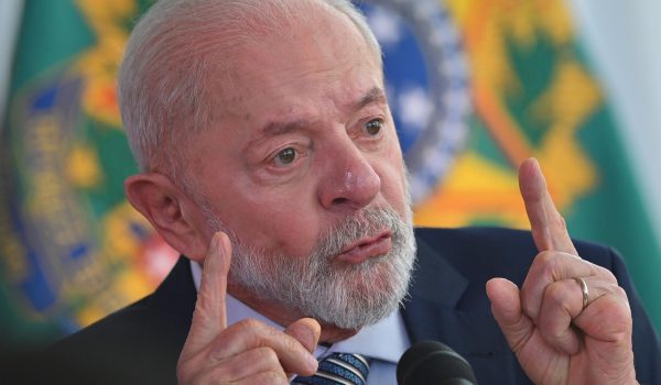 Lula dice que su embajador no estaba en la obligación de asistir al acto del 19 de julio