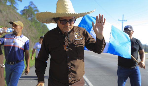 Un sacerdote camina más de 240 kilómetros para pedirle ayuda a la presidenta de Honduras