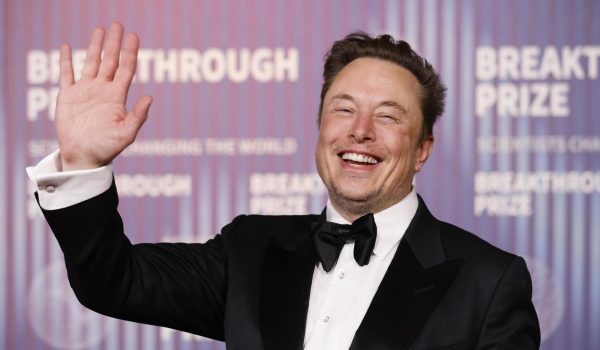 Elon Musk desata la polémica al compartir un video manipulado de Kamala Harris en X