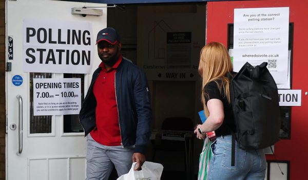 El Partido Laborista británico gana por mayoría absoluta, según el sondeo a pie de urna