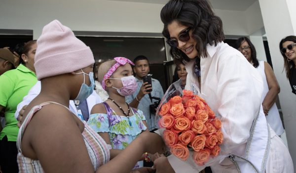 La Miss Universo nicaragüense Sheynnis Palacios visita a niños con cáncer en Santo Domingo