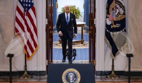 El plan de Biden para salir de la crisis: aparentar normalidad y poner el foco en Trump