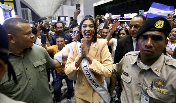 La Miss Universo nicaragüense llega a Panamá entre ovaciones de compatriotas y panameños