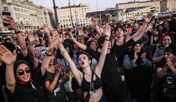 De la angustia a la euforia: los votantes de izquierda galos festejan una gesta inesperada
