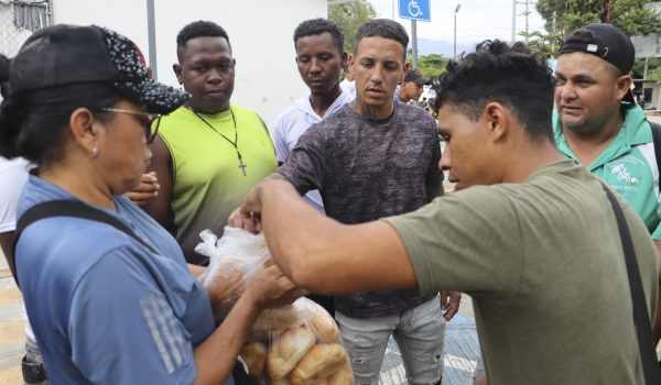 ONG llevan alimentos a caravana migrante que avanza en condiciones precarias por México