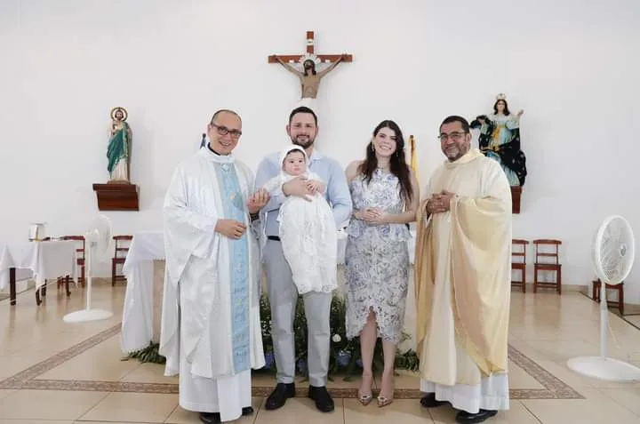 Padre Julio Arana (sotana blanca con celeste) y la familia de Camilia Ortega Murillo. Foto tomada de las redes sociales