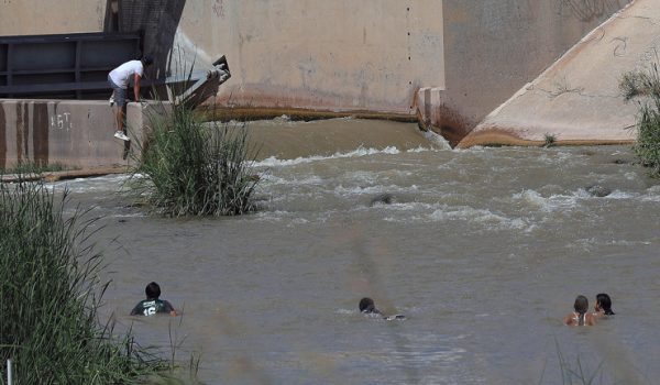 Rescatan a un récord de 54 migrantes en el río Bravo en un operativo entre México y EE.UU.