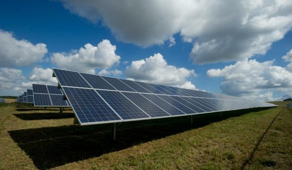 Paneles solares y aerotermia, la solución energética del presente y del futuro