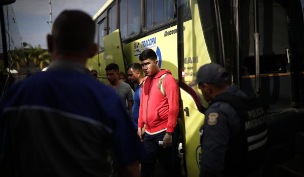 Heridos 18 migrantes irregulares que viajaban en un autobús que se colisionó en Panamá