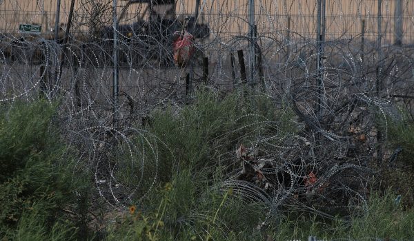 Texas amplía su controversial alambrada antimigrantes en la frontera con México