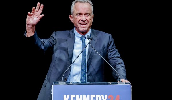 Robert F. Kennedy Jr suspende su campaña a la presidencia y apoya a Donald Trump