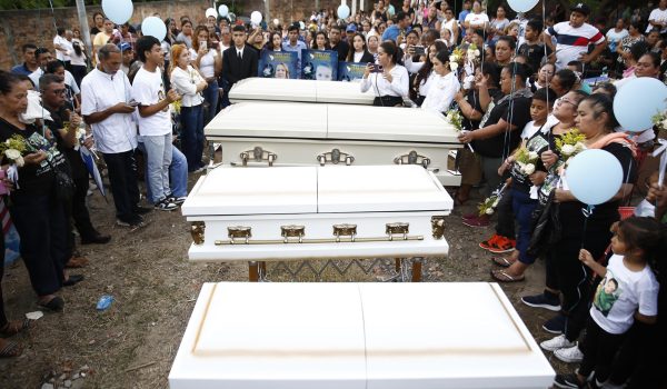Sepultan a cuatro miembros de una misma familia salvadoreña asesinados en EE.UU.