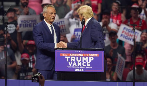 Donald Trump y Robert Kennedy Jr. comparten escenario por primera vez en campaña