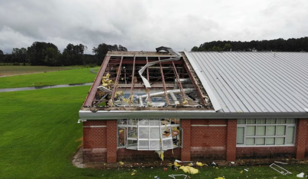 Un tornado mortal, lluvias torrenciales y ríos crecidos azotan a residentes en el camino de Debby