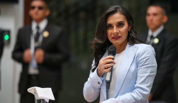 La vicepresidenta de Ecuador acusa a Noboa de violencia política y dice temer por su vida