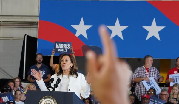 Harris enfrenta hoy a votantes indecisos en su visita a la estratégica Arizona