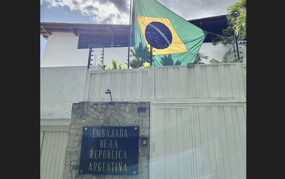 Brasil coloca bandera, embajada argentina, venezuela
