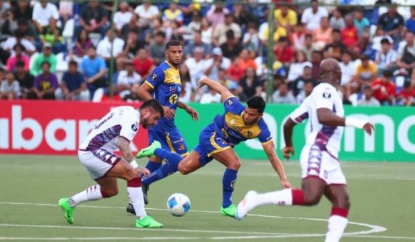 El Saprissa gana al último minuto con un polémico gol a un aguerrido Managua FC